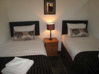 Romeo Cottage - Sleeps 4 - Open Plan Barn - Private Hot Tub & Garden - Stratford-upon-Avon - 4