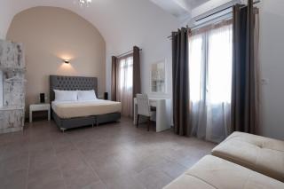 Tristhenia - Perissa - 3