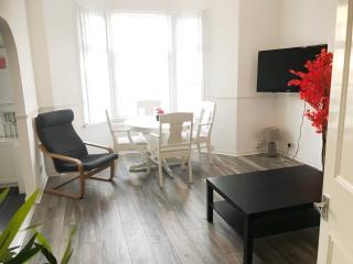 1 Fitzhamon Embankment APARTMENTS opposite Principality Stadium - LONG STAY OFFER - Cardiff - 1