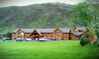 Yellowstone Village Inn and Suites - Gardiner - 0