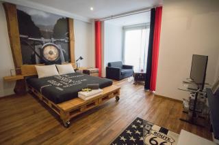 Modern & Recycled Guest House - 9