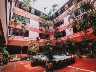 RedDoorz Plus near RSCM Jakarta - Jakarta - 7