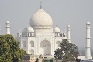 Lucky Restaurant & Guest House - Agra - 2
