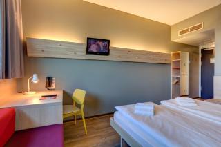 MEININGER Hotel Berlin Airport - Berlín - 8