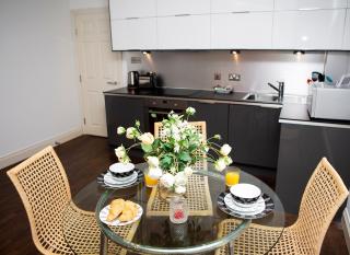 Apt 2, Trafalgar Square 2nd Floor by Indigo Flats - London - 1