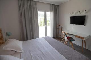Seaside Renovated Top Floor Apartment - Saronida - 9