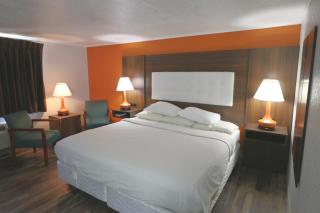 Howard Johnson by Wyndham Downtown Gatlinburg - 1