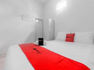 RedDoorz Plus near Taman Rasuna Menteng - Jacarta - 3