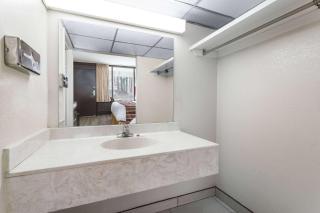 Days Inn & Suites by Wyndham Rocky Mount Golden East - 1