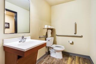 Econo Lodge Burlington I-70 - 1