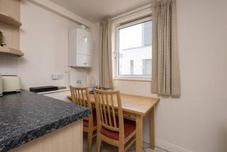 JOIVY Old Town Apartment with Parking Close to Royal Mile - Edimburgo - 5