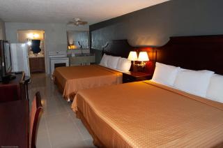 Express Inn & Suites - 5 Miles from St Petersburg Clearwater Airport - Clearwater - 1