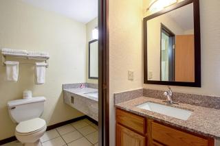 Econo Lodge Inn & Suites - 2