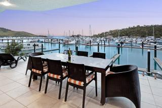 Pavillion 3 Absolute Waterfront 4 Bedroom 2 Lounge Room and Golf Buggy - 7