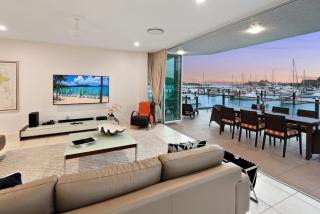 Pavillion 3 Absolute Waterfront 4 Bedroom 2 Lounge Room and Golf Buggy - 6