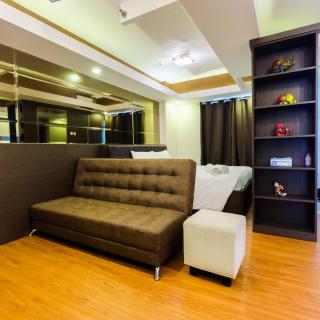 Spacious Studio Room at Green Pramuka Apartment By Travelio - 5