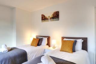 Clarence Place - Edgware - 0