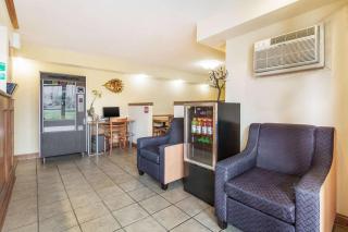 Econo Lodge - Cloverdale - 4