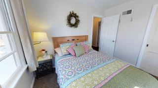 Wisteria Vine Cottage - 9