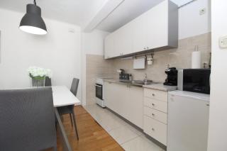 Apartment Mirrors - Rijeka - 7