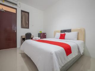 RedDoorz @ Kertajaya Surabaya - 4