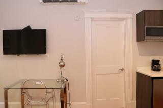 A Stylish Stay w/ a Queen Bed, Heated Floors.. #15 - Brookline - 1