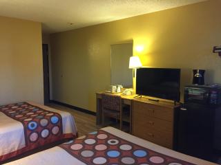 Super 8 by Wyndham Raton - 2