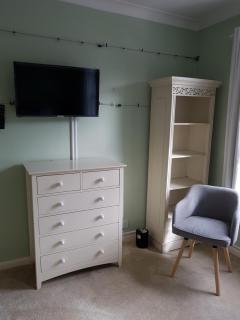 Slough Centre Townhouse with driveway parking for up to two cars - 5