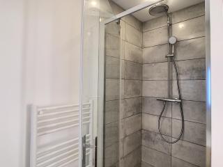 Charming Family 2BR - Prime Location, Walk to Beach & Shopping - By Totolulu Cannes - 3