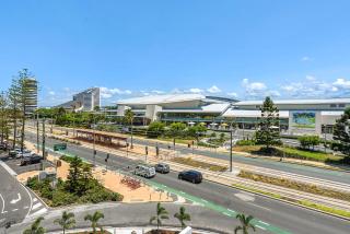 Qube Broadbeach Ocean View Apartments - 8
