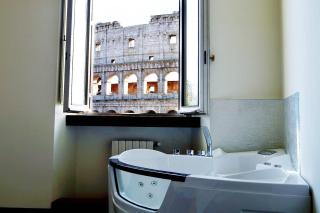 jacuzzi in front of the colosseum - Rome - 5