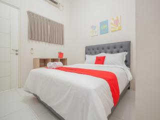 RedDoorz near Ciputra Golf Surabaya - 0