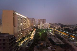 Aristo Room, Apartment - Homestay near Kokilaben Dhirubai Ambani Hospital for family only, - Mumbai - 2