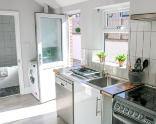 Central Stamford Townhouse With Parking - 3