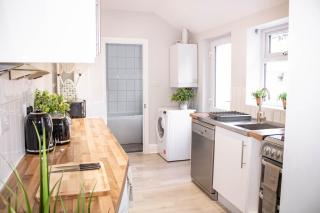 Central Stamford Townhouse With Parking - 6