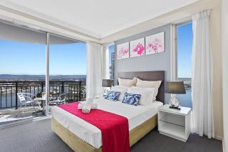 Beach Stay - Ocean & Riverview resort Chevron Renaissance central Surfers Paradise - Gold Coast - 2