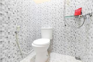 RedDoorz near Balekambang City Park - 2