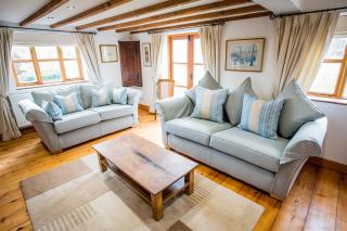 Beautiful 3 Bedroom Cottage - Picturesque Retreat - 3
