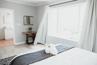One on Gray Knysna Waterfront Three Bedrooms - 4