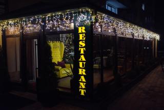 Geneva Hotel 800 метрів від McDonald's, тримісні та чотиримісні номери, діти до 16р безкоштовно - 3