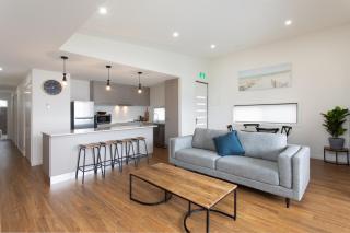 Captains Cove Resort - Absolute Waterfront Apartments - 3