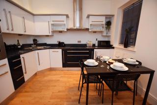Derby 2 Bed Town House - Mins to University & City - Secure Parking - 0