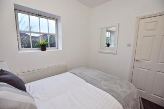 Perfect for Uni and City Stays - Modern 2-Bed with Parking - 1