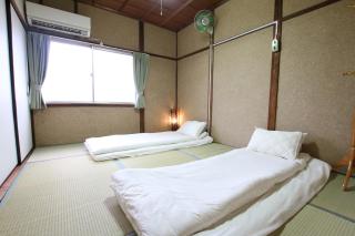 2 floors japanese style, direct to KIX, 10mins train to Namba, 5mins walk to stn , 2-6ppl - Osaka - 6