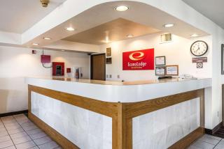 Econo Lodge Inn & Suites - 6