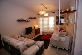 Pine-Tree Apt w/ Private Garden 50 m from the Sea - Golem - 6