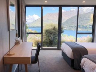 Luxury Lakeside Home with Remarkable View - Queenstown - 2