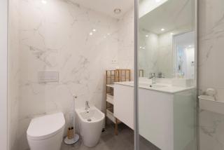 LovelyStay - Downtown Balcony Apartment with Free Parking - Oporto - 3