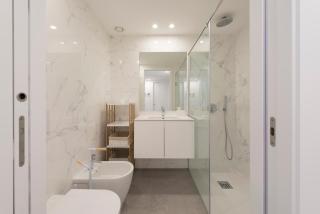 LovelyStay - Downtown Balcony Apartment with Free Parking - Oporto - 2
