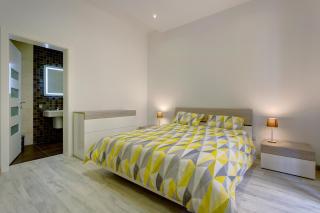 Stylish 2 Bedroom Apartment in an Amazing Location - Sliema - 6